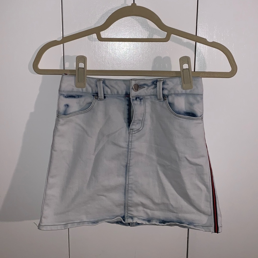 Jean skirt with a red stripe detail on the side